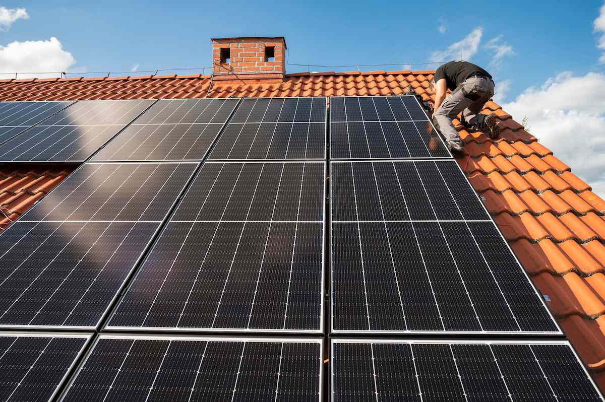 qualenergia-it-sistemi-accumulo-distribuiti-italia-installazioni-forte-crescita-2023-fotovoltaico-tetto
